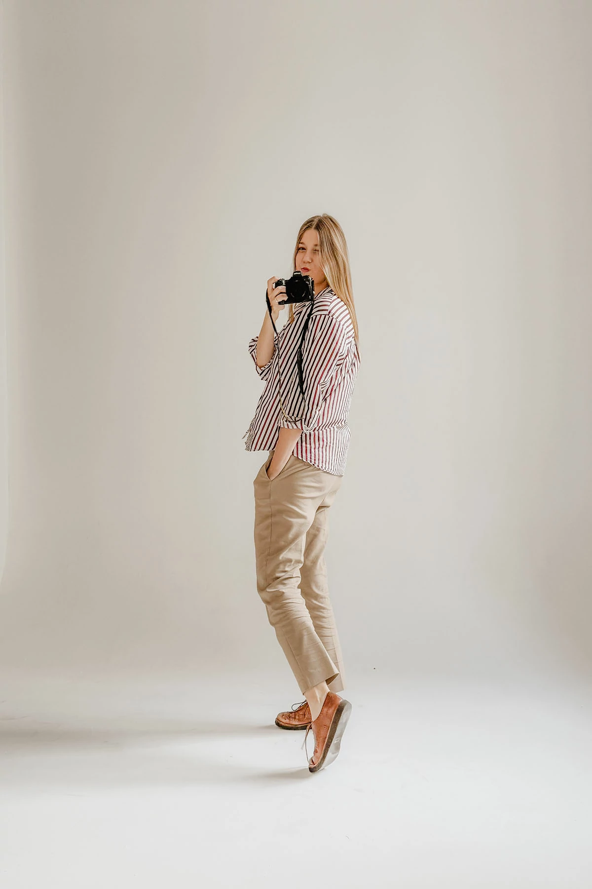 Fotografka Sonia Drozda z aparatem