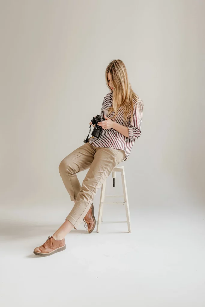 Sonia przegląda zdjęcia w aparacie