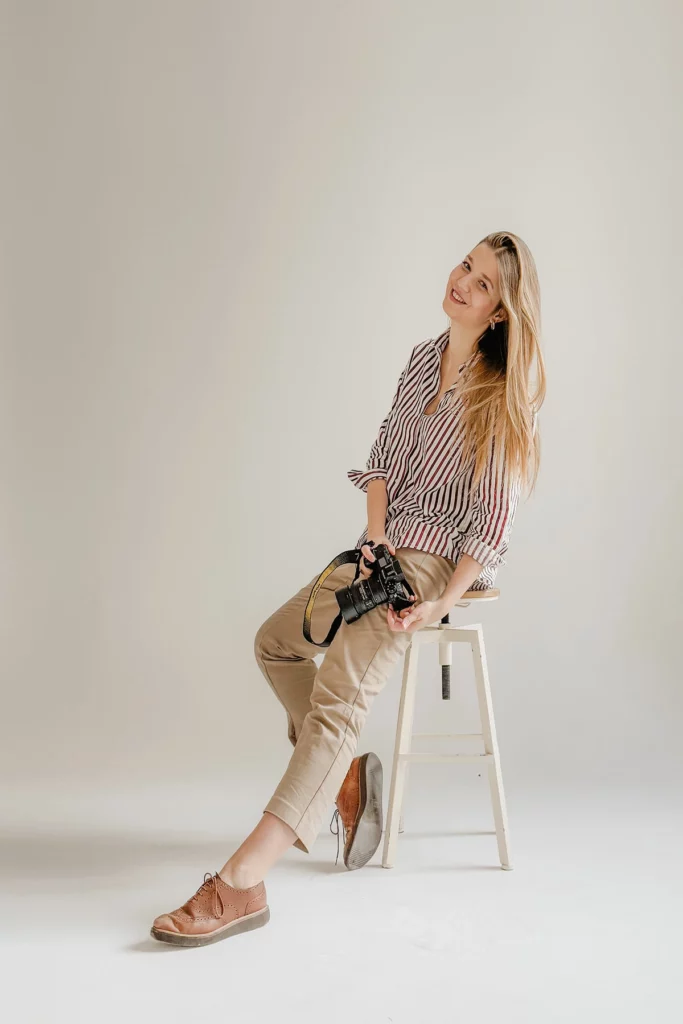 Sonia z aparatem fotograficznym na krześle